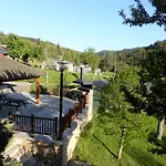 塞文山脉爱高尔酒庄假日公园 3*